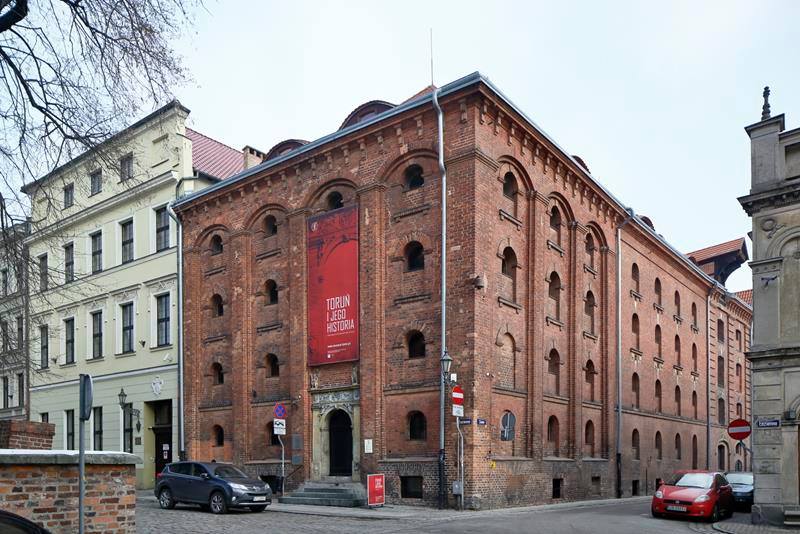 „Przez wieki i kontynenty” z Muzeum Okręgowym