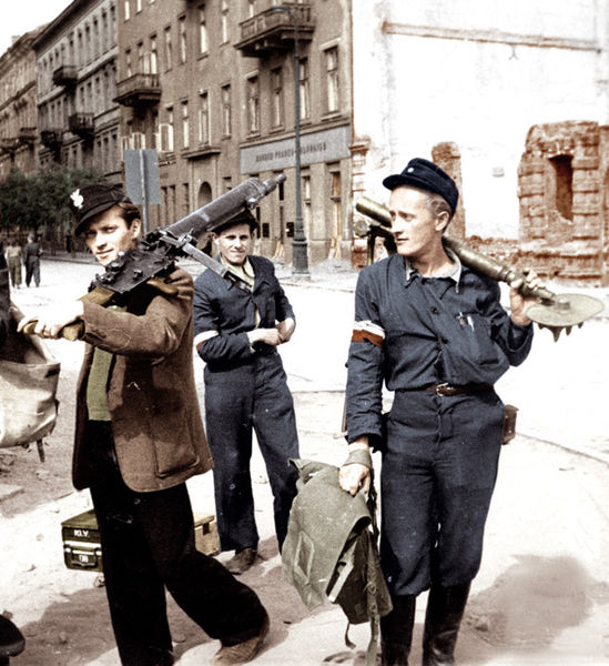 Zdjęcie osób uczestniczących w Powstaniu Warszawskim.