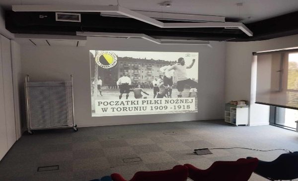 Jak w Toruniu grano w piłkę nożną, czyli futbolowo-historyczny miszmasz w Mediatece w Młynach