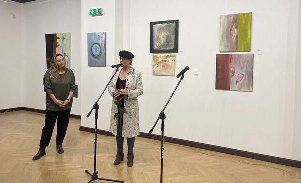 „Moim marzeniem jest po prostu malować”. Wernisaż Kariny Obary „Światy Równoległe”