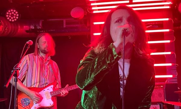 To trzeba zobaczyć na żywo – koncert Javvy i Izzy and the Black Trees [RELACJA]