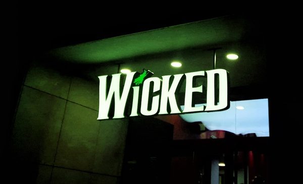 „Każde zło ma&nbsp;koniec” – musical Wicked w&nbsp;teatrze ROMA